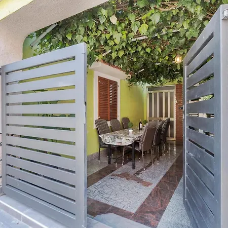 2 Bedroom Stunning In פולה