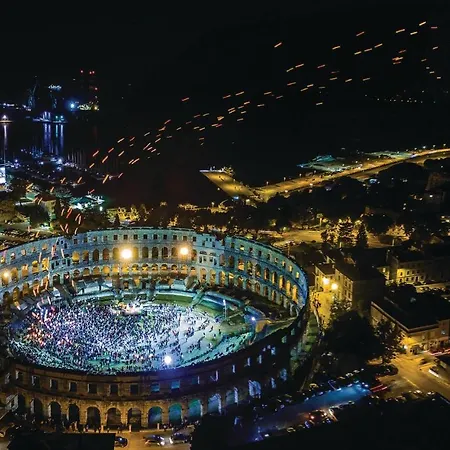 2 Bedroom Stunning In * פולה