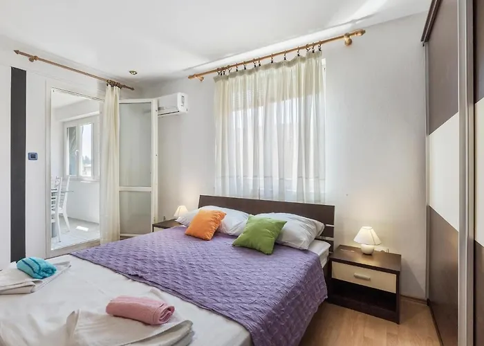 2 Bedroom Stunning In *