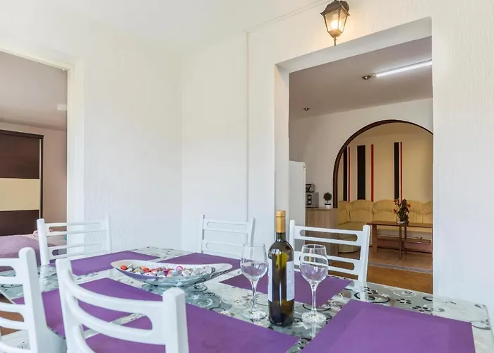 2 Bedroom Stunning In *